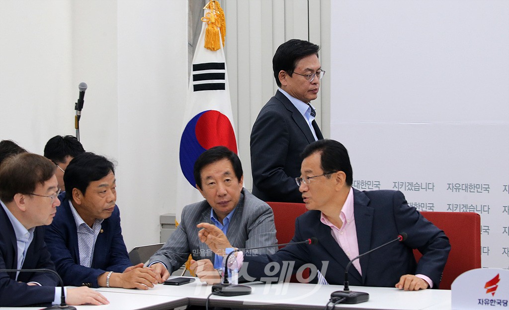 [NW포토]긴급 기자간담회 들어서는 정우택 한국당 원내대표