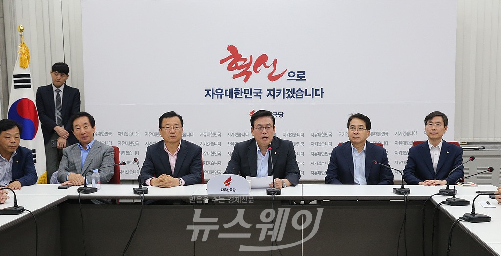 [NW포토]정우택 자유한국당 원내대표 긴급 기자간담회