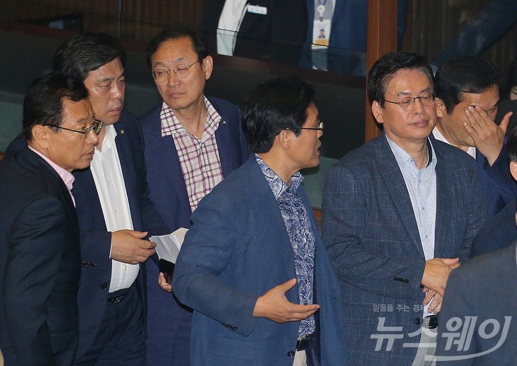 [NW포토]본회의장 나서는 정우택 자유한국당 원내대표