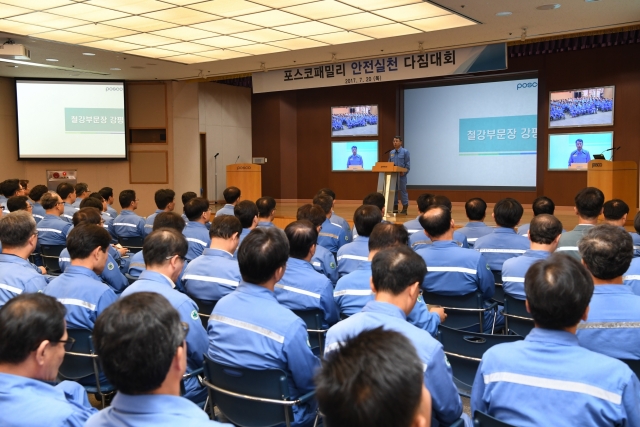 광양제철소 오인환 철강부문장이 20일 개최된 안전실천 다짐대회와 재난대응훈련에서 강평을 하고 있다.