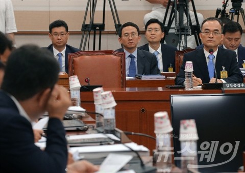 문무일 후보자 인사청문 보고서 채택···이르면 오늘 검찰총장 취임