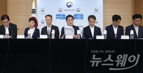 김동연 “내년 예산, SOC 등 11조원 이상 세출 구조조정”
