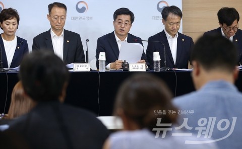  '소득주도 성장' 정책···한계는? &quot;혁신성장 안보여&quot;