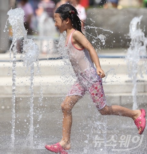  입추(立秋), 푹푹찌는 폭염 계속···태풍 ‘노루’ 일본으로