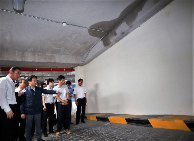 남경필 경기도지사가 18일 오후 화성 동탄시 동탄2신도시 23블럭 부영사랑으로아파트에 대한 공동주택 품질검수에서 최근 장마 비로 인해 누수 등의 하자가 생긴 주차장 천정, 벽면 및 바닥을 살펴보고 있다. 사진=경기도청 제공.