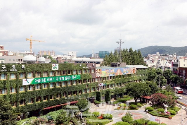 광주광역시 북구(청장 송광운)가 지역경제 근간을 이루는 풀뿌리 사회적 기업의 지속가능한 성장토대 조성을 위해 소매를 걷어 붙였다. 북구는 오는 26일 북구청 2층 상황실에서 신규 및 재심사 지정된 9개 기업을 대상으로 ‘2017 제2차 예비사회적기업 일자리창출사업 약정’을 체결한다고 25일 밝혔다.(사진=광주 북구청사 전경)