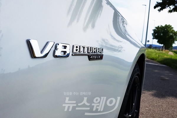 M177 엔진을 탑재한 S63 AMG는 새로운 4.0리터 V8 ‘바이터보 엔진(biturbo engine)’은 일반 주행에서는 V4 엔진으로 부드럽고 안락한 주행은 여느 고성능 모델과 차별화를 꾀한다. 사진=윤경현 기자