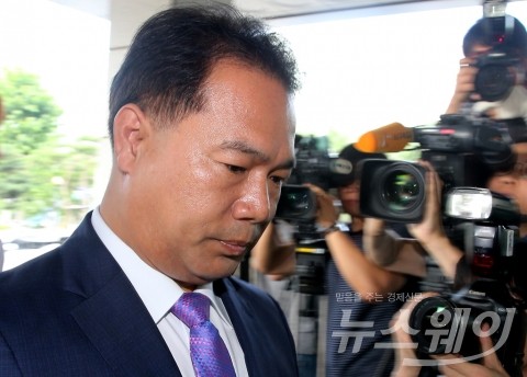 이용주 검찰 출석···“전혀 몰랐다, 文대통령과 준용씨에 사과”
