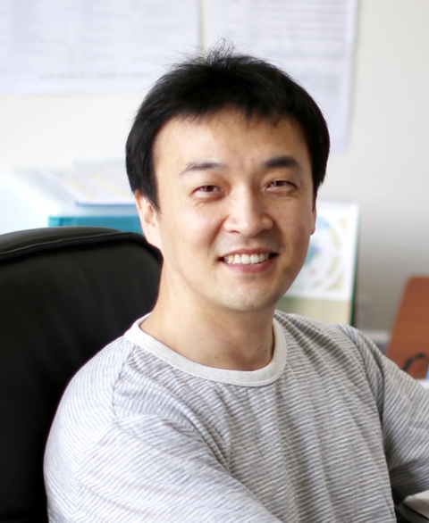 나노섬유 기판을 이용한 숨 쉬는 전자피부를 개발한 DGIST 신물질과학전공 이성원 교수(사진제공= DGIST)