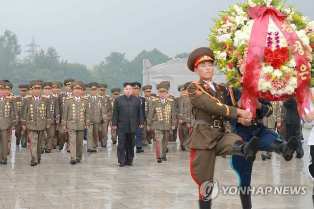 김정은, 6.25 전사자묘 참배···보름만에 공개 행보