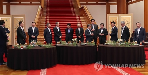文대통령, ‘칵테일 타임’ 갖고 이틀차 기업인간담회 시작