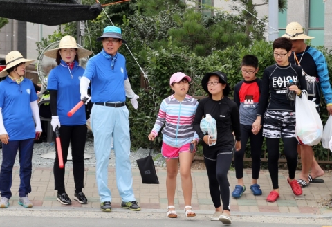 김성 장흥군수·장흥군의원 전원 물축제장 교통 봉사