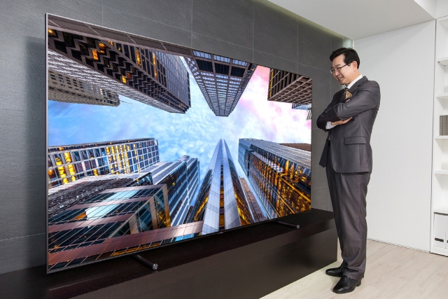 소비자가 시흥에 위치한 프리미엄 아울렛 내 삼성 매장에서 QLED TV 88형 제품을 살펴보고 있다. 사진=삼성전자 제공.