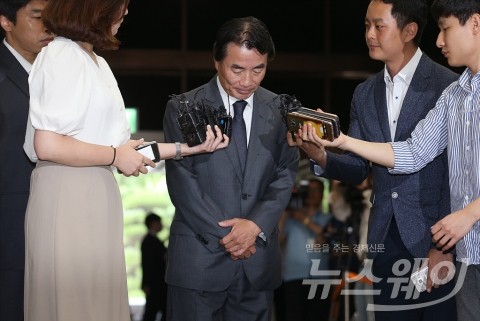 이장한 회장, 경찰 조사받고 귀가