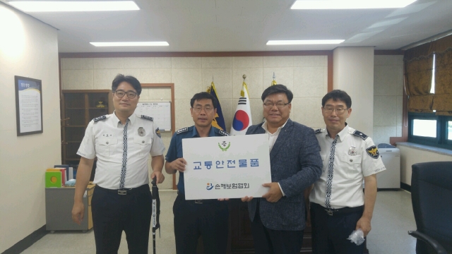손보협회 호남본부, 진도경찰서에 교통안전물품 전달