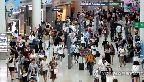 ‘사드 여파’ 외국인 관광객 급감에도 면세점 매출은 증가 기사의 사진