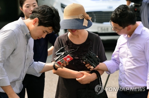 ‘공관병 갑질’ 박찬주 대장 부인 “상처 줘서 미안하다”···군 검찰 출석