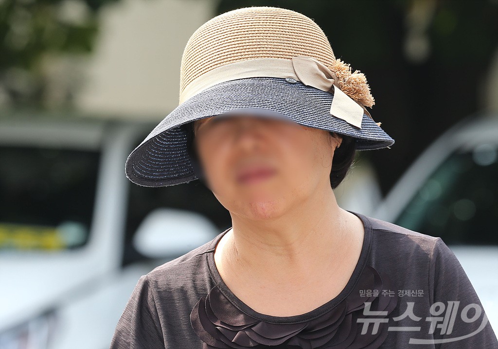 [NW포토]모자로 얼굴 가린채 군 검찰 출석하는 박찬주 대장 부인