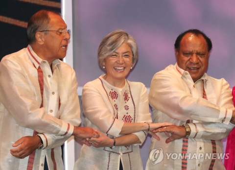남북외교장관, ARF 만찬서 만나···“베를린 구상 호응 요청”