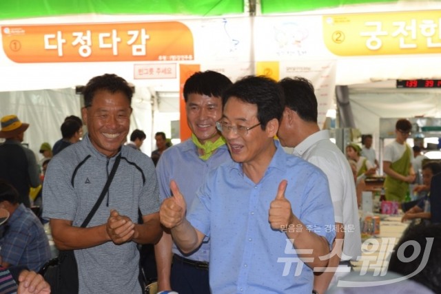 지난 3일 푸드존에서 강진원 군수가 관광객들과 반갑게 인사를 나누며 소통하고 있다.