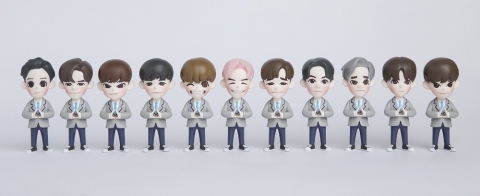 롯데마트, 워너원 11인 피규어세트 사전 예약판매