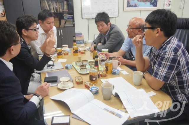 일본 에이산 그룹 장영식 회장 일행이 완도 수산물 가공 수출업체 관계자와 제품을 살펴보며 상담하고 있다.