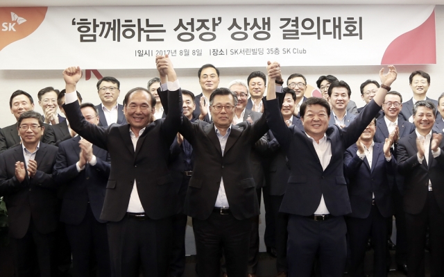 8일 서울 종로구 SK서린빌딩에서 열린 함께하는 성장 상생 결의대회에서 조대식 SK수펙스추구협의회 의장(사진 가운데)과 협력업체 비씨엔씨 김돈한 대표(조 의장 왼쪽), 유진테크 엄평용 대표(오른쪽) 등이 손을 맞잡고 동반성장을 다짐하고 있다. 사진=SK그룹 제공.