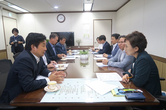 원희룡 제주지사가 9일 김현미 국토부장관을 만나 부영 임대료 문제를 집중 건의했다. 사진=제주도청 제공.