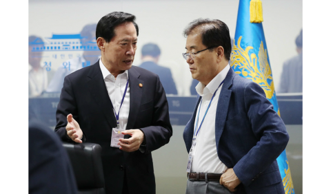 문재인 대통령 “평화” 강조하는데··· 靑 안보라인 ‘티격태격’