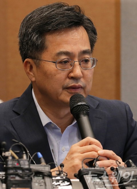 김동연 “11조원 수준 세출 구조조정 불가피”