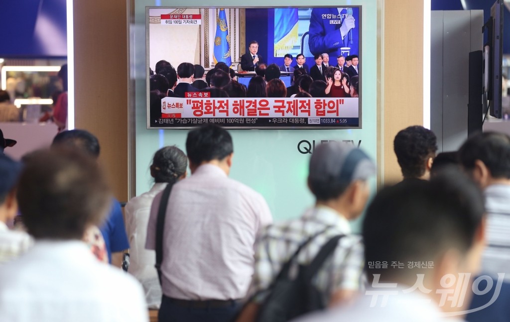 [NW포토]서울역에서 문재인 대통령 취임 100일 기자회견 시청하는 시민들
