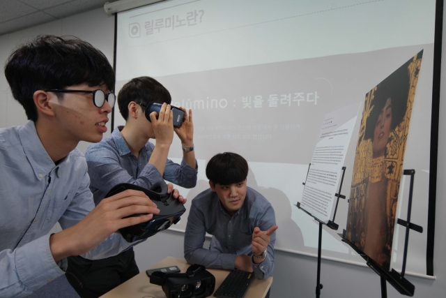 삼성전자 릴루미노 팀원들이 시각장애인들이 사물이나 글자를 보다 뚜렷이 볼 수 있게 보조해 주는 애플리케이션 릴루미노를 시연하고 있다.사진=삼성전자 제공.