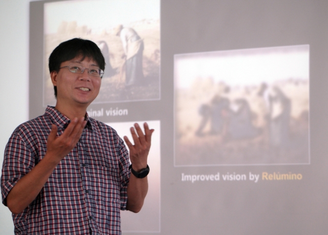 삼성전자 C랩 프로그램에 참여한 릴루미노 팀의 조정훈 CL(Creative Leader)이 시각장애인들이 사물이나 글자를 보다 뚜렷이 볼 수 있게 보조해 주는 애플리케이션 릴루미노를 소개하고 있다. 사진=삼성전자 제공.