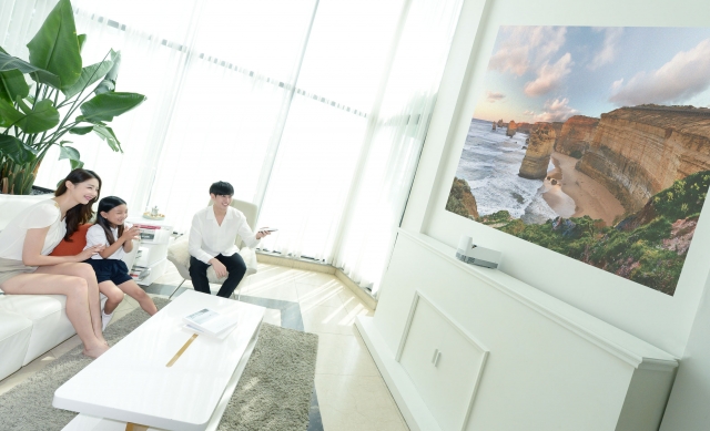 LG전자 모델들이 ‘LG 미니빔 TV’로 영상을 감상하고 있다. 사진=LG전자 제공