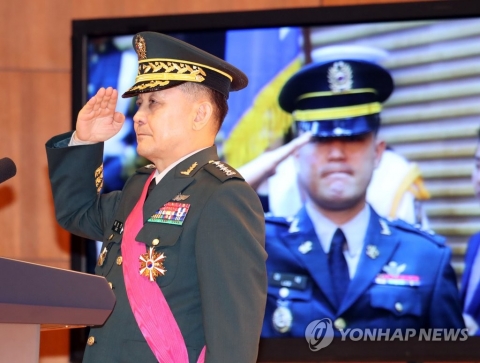 문재인 대통령, 이순진 전 합참의장에게 항공권 전역 선물