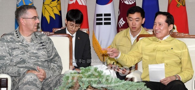 송영무 국방부 장관 미국 전략사령관 접견. 사진=사진공동취재단