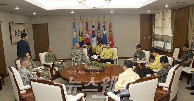 송영무 국방부 장관 미국 전략사령관 접견. 사진=사진공동취재단