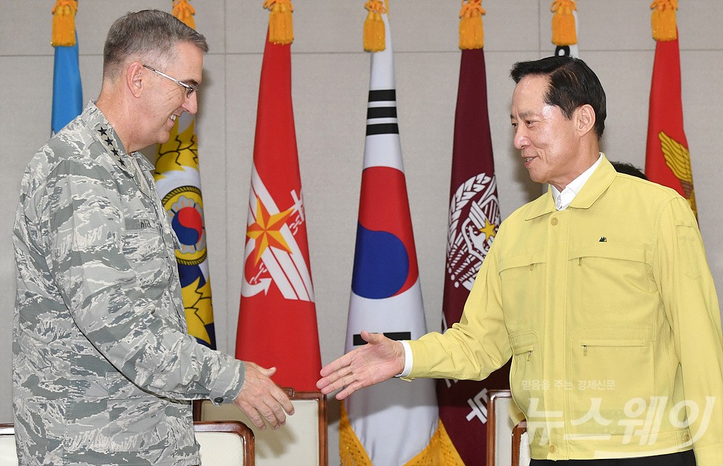 [NW포토]송영무 국방부 장관 미국 전략사령관 접견