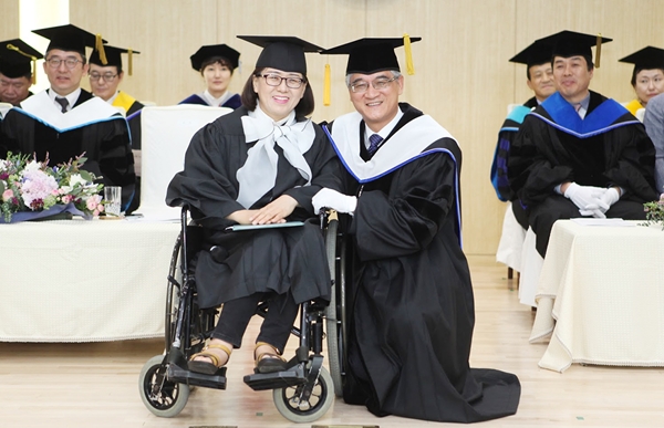 김정미(왼쪽)양의 졸업 답사가 끝난 후 홍덕률 총장과 함께 기념촬영을 하고 있다.(사진제공=대구사이버대)