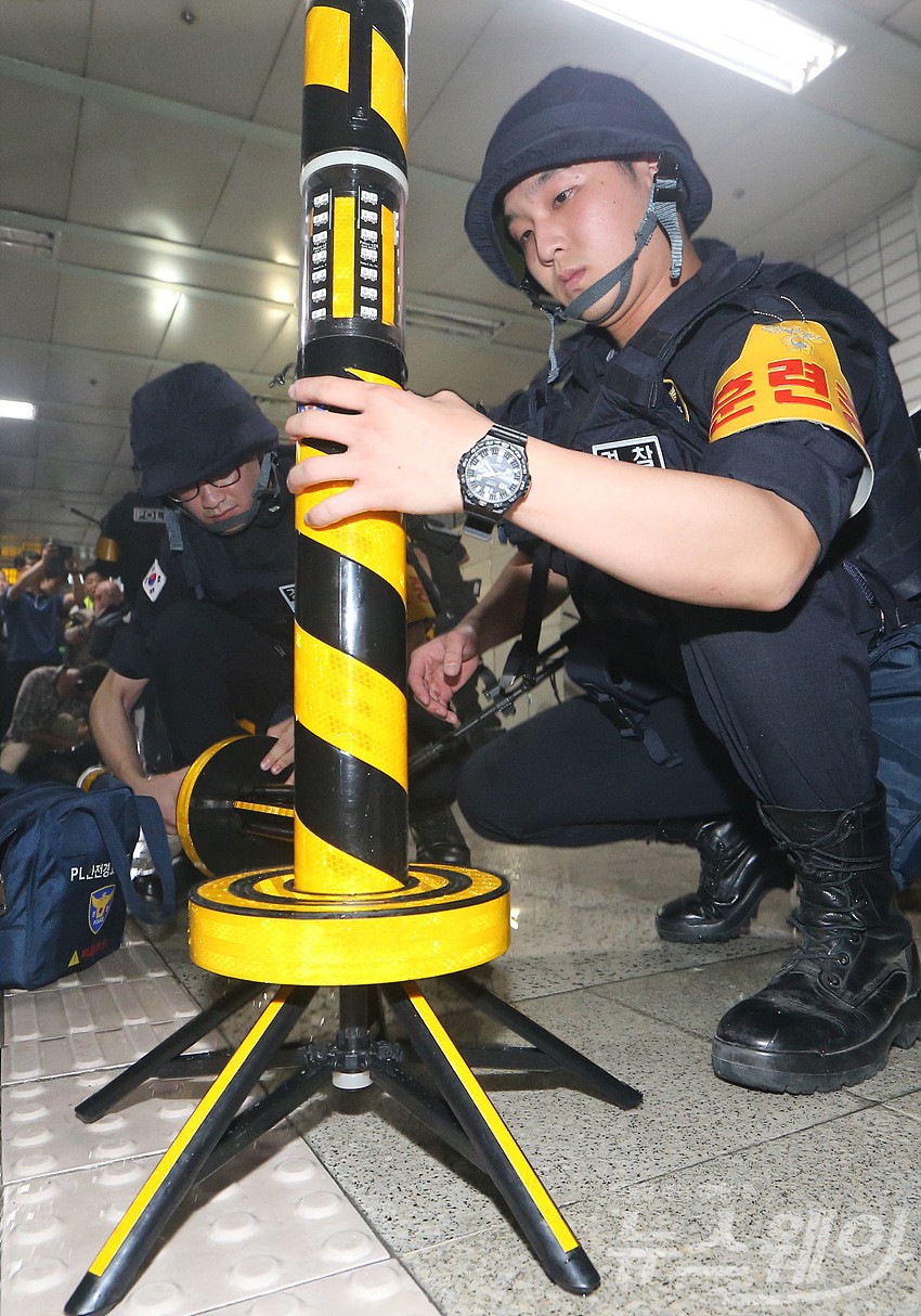 [NW포토]‘을지연습’ 폭발물 발견에 출동한 경찰 특공대
