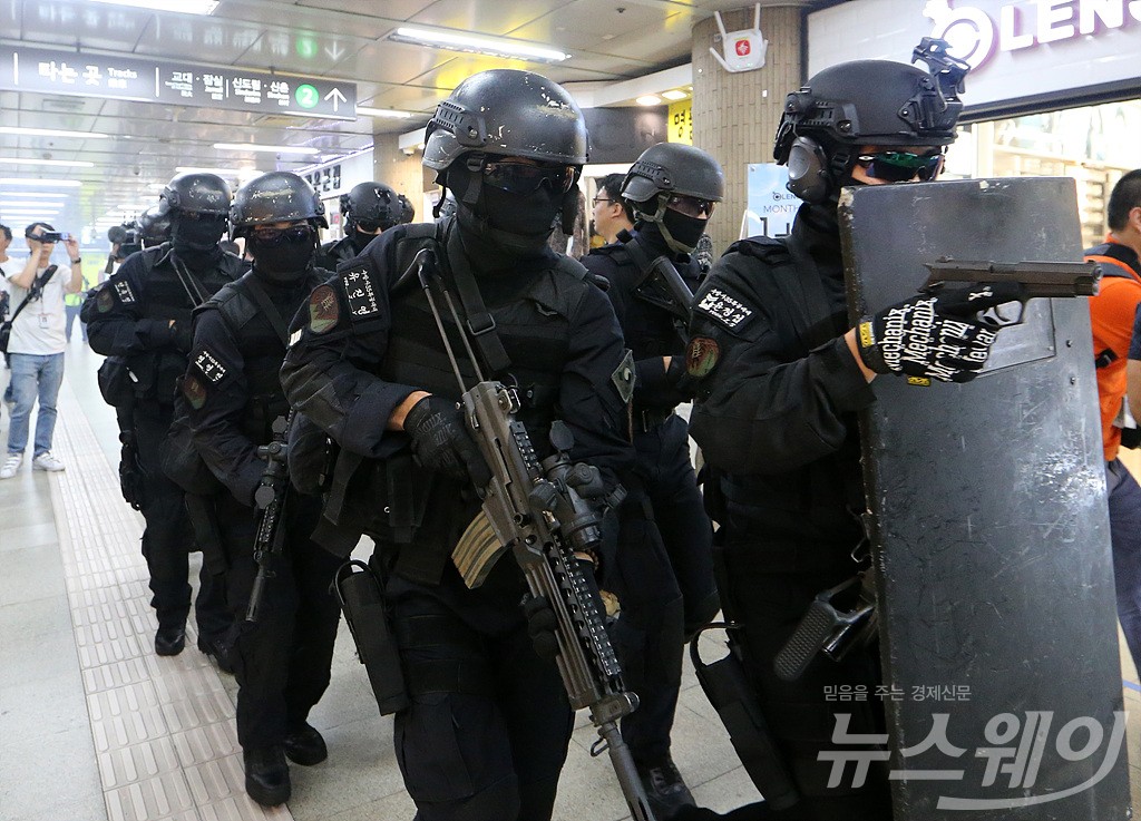 [NW포토]폴발물 테러범 진압 위해 출동한 경찰 특공대…‘지하철 대테러 대응 훈련’