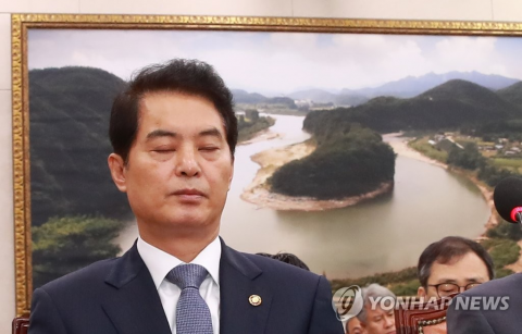 류영진 식약처장, 여아 공세에 ‘혼쭐’···사퇴 압박까지