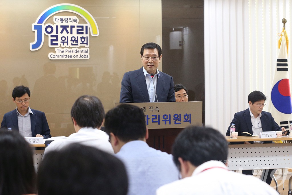 [NW포토]일자리위원회 출범 100일 간담회 참석한 이용섭 부위원장