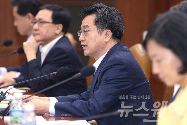 경제관계장관회의 주재하는 김동연 경제부총리