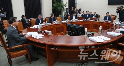 북핵 위기 고조 속 韓-美 동맹 악화까지... 암울해진 한국경제