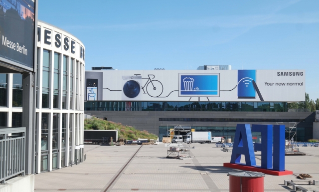 ‘IFA 2017’ 개막을 앞두고 삼성전자 전시부스가 마련될 시티큐브 베를린 전시장 외부에 삼성전자 옥외광고가 설치돼있다. 사진=삼성전자 제공