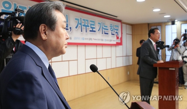 김무성 바른정당 의원과 정진석 자유한국당 의원. 사진=연합
