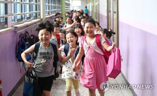 여름방학을 맞은 초등학생들 (사진 = 연합뉴스 제공)
