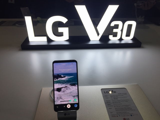 LG전자가 31일(현지시각) 독일 베를린에서 차기 전략 프리미엄 스마트폰 ‘LG V30’를 최초로 공개했다. 사진=강길홍 기자