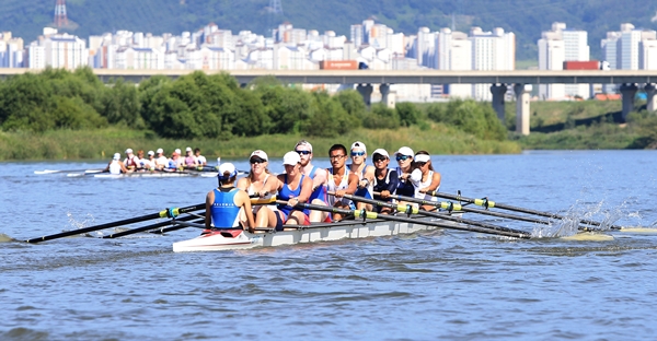 2017 DGIST 세계명문대학 조정축제 융합팀 12km 수상 조정경기에 참여한 학생들이 낙동강 물살을 가르며 힘차게 노를 젓고 있다.(사진제공=DGIST)